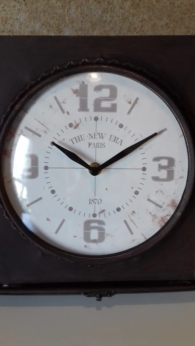 Horloge vintage en boite métal