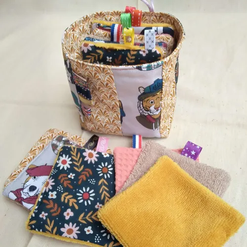 Panier + 12 lingettes 11 cm animaux à la mode